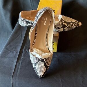 Mix No. 6 Black and White Snakeskin Pattern Flats Size 9